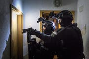 Polizeitraining im Inneren des Hauses Haldenstrass 7/9. (Bild: Michel Canonica - 7. Februar 2018)
