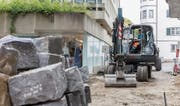 Die Granitsteine wurden erst vergangenen Sommer verlegt. Nun wurden sie abgeschliffen und geflammt. (Bild: Daniel Dorrer (6. Juni 2016))