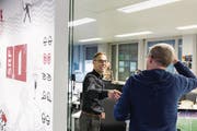Herzliches Ciao: Matthias Hüppi mit einem Kollegen vor seiner letzten Sendung in den SRF-Studios in Zürich-Oerlikon. (Bild: Keystone)