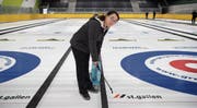 Zhang Zhiyuan aus der chinesischen Stadt Harbin präpariert die Bahnen für die Curling-EM in der Eissporthalle Lerchenfeld. (Bild: Ralph Ribi)