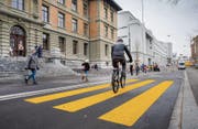 Achtung Velo! Der neue Fussgängerstreifen auf der Vadianstrasse vor dem Schulhaus St. Leonhard. (Bild: Urs Bucher)