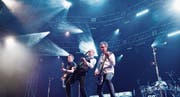 Status Quo mit Francis Rossi (Mitte) rocken wie eh und je. (Bilder: Donato Caspari (Arbon, 25. August 2017))