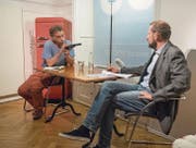 Adrian Riklin (links) bedroht als Patient seinen Therapeuten. Giuseppe Gracia liest diese Rolle in seinem Stück gleich selbst. (Bild: Hanspeter Schiess)