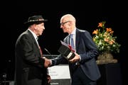 Stadtpräsident Thomas Scheitlin nimmt die Noten der neuen Stadtsantkgaller Jodelhymne entgegen. (Bild: Ralph Ribi)