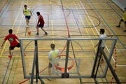 Auch an der HSG gehört zu den beliebtesten Mannschaftssportarten der Fussball. Im Bild ein Spiel in der Halle. (Bild: Urs Jaudas - 26. Februar 2013)
