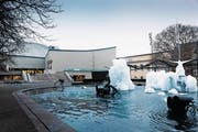 Das Theater Basel, 1975 eröffnet, ein zweckmässiger Betonbau für den experimentierfreudigen Betrieb – mit Vorplatzattraktion Tinguely-Brunnen. (Bild: Theater Basel)