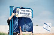 Das am Montag feierlich enthüllte Strassenschild für den St. Galler Flüchtlingsretter in Rishon Lezion. (Bild: Anthony Anex/Keystone)
