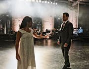 Isolde (Sheida Damghani) reicht Tristan (Nik Kevin Koch) den Liebestrank – im Hintergrund Martin Summer als Erzähler. (Bild: Tanja Dohrendorf)