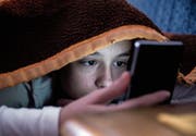 Mit den Gefahren, die sich über das Smartphone auftun, sind Kinder und Jugendliche oft allein. (Bild: Getty)