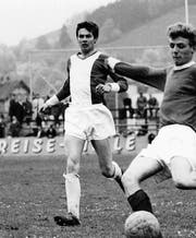 Peter Quarella (links) bei seinem Début in der 1. Mannschaft des FC St. Gallen am 9. Mai 1964 auf dem Espenmoos. Die Gegner waren die Junioren von Manchester United, die den Match gewannen. (Bild: PD)
