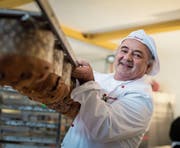 Pietro Cappelli mit seiner Spezialität, den Panettoni. (Bild: Michel Canonica (16. Dezember 2016))