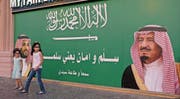 Zwei Mädchen stehen in der Hafenstadt Dschidda vor einem grossen Plakat, das den saudischen König Salman bin Abdulaziz Al Saud (rechts) und den saudischen Kronprinzen Mohammed bin Salman zeigt. (Bild: Reem Baeshen/Reuters (Dschidda, 10. November 2017))