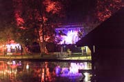 Aus der Ferne: Troubas Kater spielen am Weihern Openair Festival in St.Gallen. (Bild: Ralph Ribi)