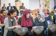 Über das Fremde reden: Regierungspräsident Fredy Fässler im Gespräch mit Önder Günes, Besucherinnen. (Bilder: Michel Canonica)