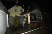 Das Feuer hatte auch auf den Dachstock des Einfamilienhauses übergegriffen. (Bild: Kapo SG)
