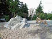 Der neue Steinbockplatz im Wildpark Peter und Paul: Vorne klettern die Kinder, hinten die Steinböcke. (Bild: PD)