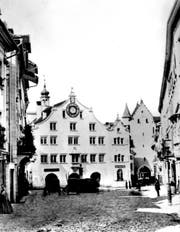Eine frühe und schon oft publizierte Fotografie des alten Rathauses unten an der Marktgasse vor 1865. Rechts ans Rathaus angelehnt der Kanzleianbau, rechts daneben das Ira-Tor zum Marktplatz/Bohl. (Bild: Stadtarchiv der Ortsbürgergemeinde SG)