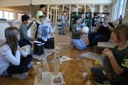 Die Kinder basteln und werken mit unterschiedlichen Materialien. (Bild: Katharina Schatton)