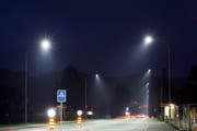 LED-Strassenlampen an der Geissbergstrasse. (Bild: Urs Jaudas - 14. April 2012)