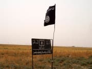 Flagge der IS-Terrormiliz, gegen deren Propaganda-Instrumente in Nordamerika und in einigen EU-Ländern eine internationale Polizei-Aktion durchgeführt wurde. (Bild: KEYSTONE/AP/UNCREDITED)
