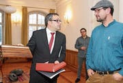 Thomas Weingart, Stadtpräsident von Bischofszell, überreicht dem Quizsieger Manfred Kreis als Preis ein verziertes Küchenbrett. (Bild: Barbara Hettich)