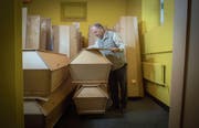 Eigentlich wollte Arthur Camen nur eine Schreinerei übernehmen. Doch in Untereggen war es üblich, dass der Dorfschreiner auch das Amt des Bestatters übernimmt. (Bild: Urs Bucher (Untereggen, 6. April 2018))