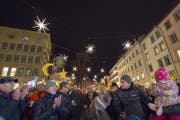 Kurz nach 19 Uhr wurde am Donnerstagabend die Weihnachtsbeleuchtung «Aller Stern» vor beeindruckender Publikumskulisse erstmals in diesem Advent eingeschaltet. (Bild: Urs Bucher)