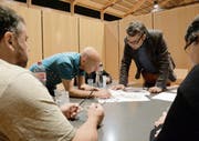 Workshop in der Bitzihalle: Stadtpräsident Thomas Weingart diskutiert mit Teilnehmern einer Arbeitsgruppe über die Entwicklung der Stadt Bischofszell. (Bild: Georg Stelzner)