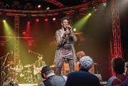 Ganz nah an ihrem Publikum: Shakura S'Aida aus Toronto beschliesst den zweiten Abend des Bluesfestivals Frauenfeld in der Festhalle Rüegerholz. (Bild: Andrea Stalder)