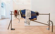 Skulpturen wie Sättel: Die bei «Understudy» verwendeten Materialien lehnen sich an die Welt der Logistik an. (Bild: Urs Bucher)