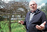 Ist mit den Rosen seit seiner Jugend stark verbunden: OK-Präsident Bernhard Bischof in seinem Garten. (Bild: Rita Kohn)