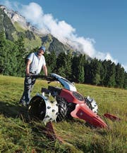 Bauer Ernst Vetsch beim Streuemähen im Bilchenmoos.