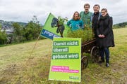 Basil Oberholzer (im grünen Hemd) bei der Pressekonferenz über die Initiative für den Schutz des grünen Rings um die Stadt St.Gallen. Links von Oberholzer Anja Bürkler, rechts Andreas Hobi und Franziska Ryser. (Bild: Daniel Dorrer - 24. Mai 2016)