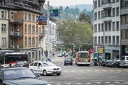 Verkehrsknotenpunkt Blumenbergplatz: Autos und VBSG-Busse müssen aneinander vorbeikommen. (Bild: Michel Canonica)
