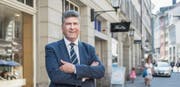 Boris Tschirky in der Neugasse vor dem Amtshaus. (Bild: Jil Lohse)