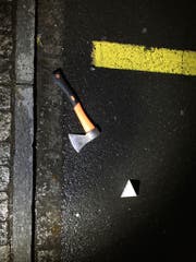Am Tatort wurde ein Beil gefunden. Es dürfte sich um die Tatwaffe handeln. (Bild: Kapo)