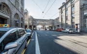 Die Standplätze im westlichen Teil des Bahnhofplatzes seien zu weit weg und schlecht sichtbar, monieren Taxifahrer. (Bild: Hanspeter Schiess)