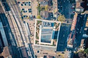 Die Fachhochschule St.Gallen ist für Stadtpräsident Thomas Scheitlin ein Beispiel für innovatives Bauen. (Bild: Urs Bucher)