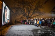 Dokumentarfilm über die Nonnen von der Notkersegg: Vorpremiere am Mittwochabend unter freiem Himmel neben dem Kloster. (Bild: Ralph Ribi)