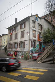 Das Haus Haldenstrasse 23 mit Visieren für einen Neubau. (Bild: Ralph Ribi - 13. Oktober 2016)