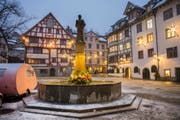 Der Brunnen am Gallusplatz mit neuer Beleuchtung. (Bild: Urs Bucher - 4. Dezember 2017)