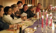 Die Gäste geniessen die fröhliche Tafelrunde, während Regina Stäheli eine Suppenschüssel abräumt. (Bild: Yvonne Aldrovandi-Schläpfer)