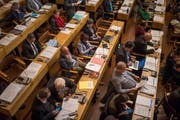 Es ist bereits absehbar: Im Dezember an der Budgetsitzung wird im Stadtparlament (Bild) über eine Senkung des Steuerfusses oder eine Gebührensenkung diskutiert. (Bild: Benjamin Manser)