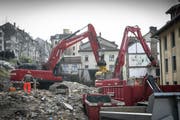 Abbruchbagger und ein Blick ins Innere des Hauses Haldenstrasse 7/9. (Bild: Ralph Ribi - 5. März 2018)