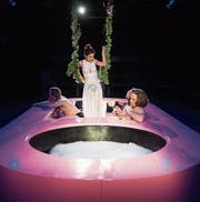 Shakespeares Helden debattieren im Schaumbad Beziehungsprobleme. (Bild: Judith Schlosser)