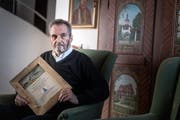 Arzt und Autor Peter Marko mit der Auszeichnung für seine Autobiografie. (Bild: Michel Canonica)
