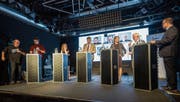 Andri Bösch, Ingrid Jacober, Boris Tschirky, Sonja Lüthi und Jürg Brunner (von links) stellen sich im Kugl den Fragen von Daniel Wirth (rechts aussen) und Reto Voneschen (links aussen). (Bild: Hanspeter Schiess)