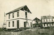 Männer bereiten den Umzug des Hotels vor. (Bild: Kansas Historical Society)