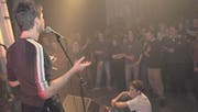 St. Galler Premiere der Bühnendichter: Der erste Poetry Slam in der Stadt – im Dezember 2000 im Flon – lockte rund 200 Interessierte an. (Archivbild: Hannes Thalmann)