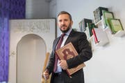 Der Wiler Imam Bekim Alimi hofft, dass er nun endlich Schweizer werden kann. (Bild: Hanspeter Schiess/Archiv)